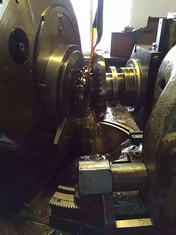 Spiral bevel gear making machine